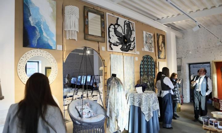 Столик-очаг, маки и магнолия, линза, играющая со светом: в Омске покажут лучшие работы омских дизайнеров