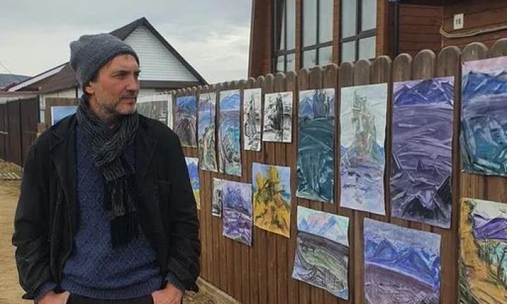 «Ландыши и город». Художник покажет омичам, о чём думают цветы