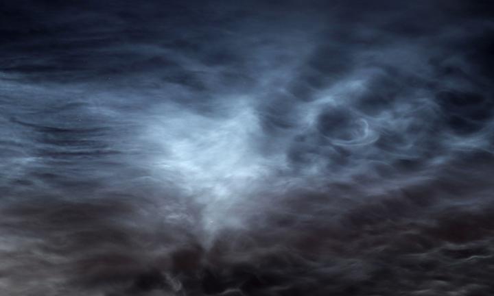 «Кипящее серебро»: омичей зовут наблюдать серебристые облака