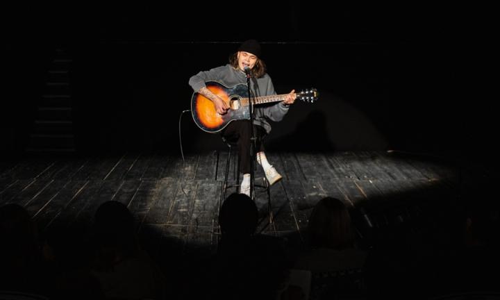 Любовь и дань прошлому: молодой музыкант Ян Онежин выпустил акустический альбом «боль»