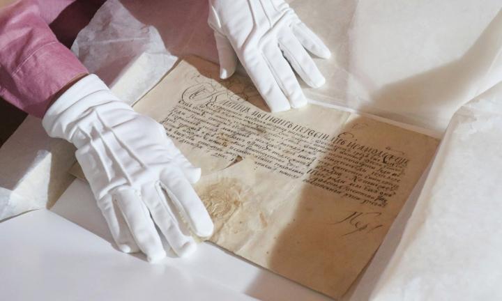 «Почерк империи»: в Омск приехали экспонаты с личной подписью Петра I