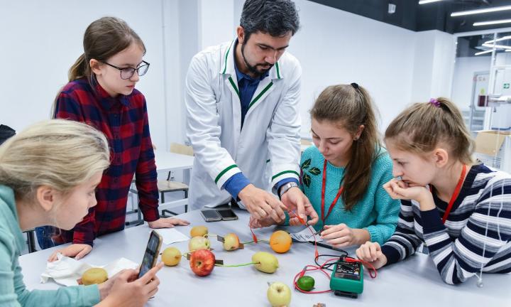 Преподаватели ОмГУ провели лекции для школьников