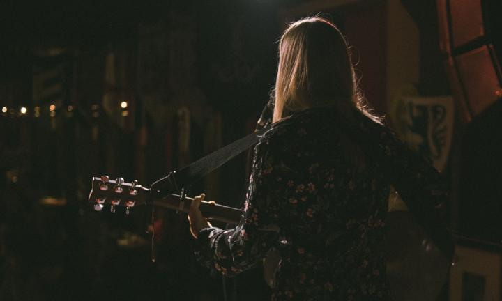 «Стихи и звуки мест и пространств»: мелодекламация от проектов «ВЫСЬ», «радиородины» и писательницы Серафимы Орловой