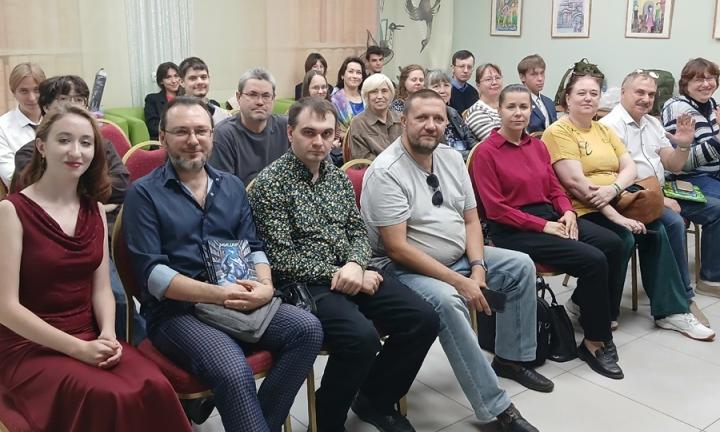 Книга для тех, кто ещё не разучился смотреть на звёзды. Омские фантасты выпустили первый сборник рассказов