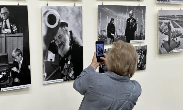 80 кадров к 80-летию Победы: в Омске открылась фотовыставка «Забвению не подлежит»