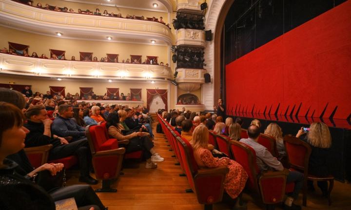 «Открыть и пить маленькими глотками». «Вино из одуванчиков» в Омской драме