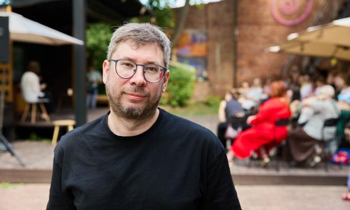 В финальной лекции фестиваля «По краям» Александр Румянцев объяснил, почему фотография не отражает реальность