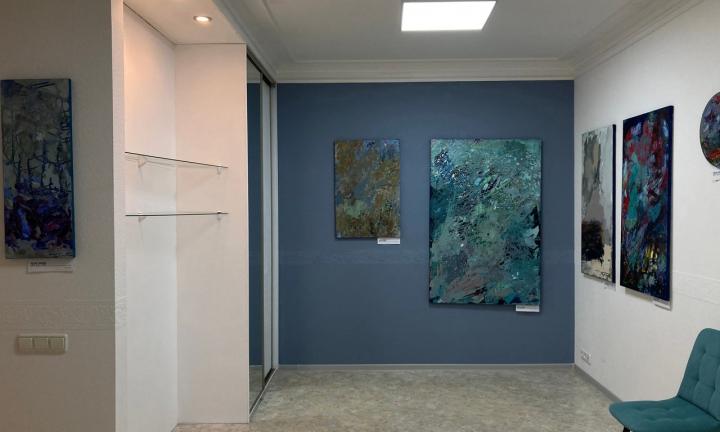 «Хочу воплощать свои кураторские проекты и помогать художникам выживать»: открылась ещё одна частная галерея современного искусства