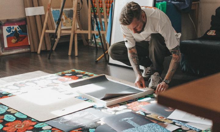 Омский художник выпустил футболки с новогодним принтом в виде QR-кода