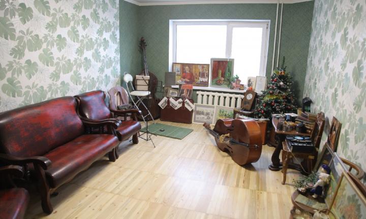 Контрабасист омского симфонического оркестра открыл арт-фотостудию